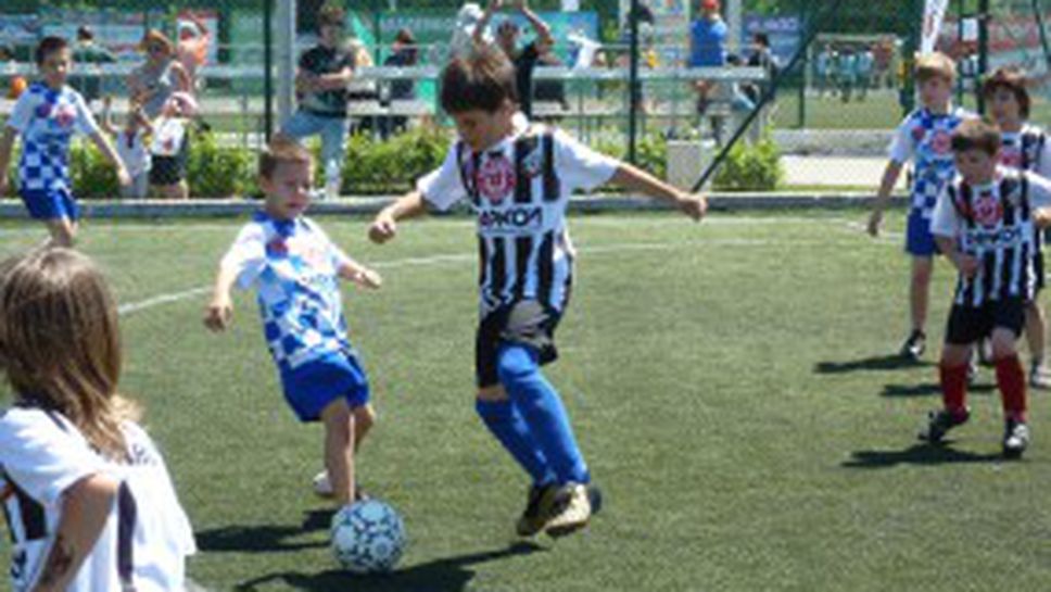 Стотици бургаски деца излетяха във футболната орбита на празника си
