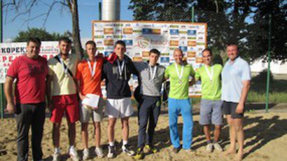 Валентин Братоев и Мартин Стоев наградиха шампионите в първия турнир от Beach Volley Mania 2013