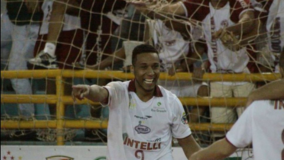 Вижте този приказен гол в мач по футзал в Бразилия (видео)