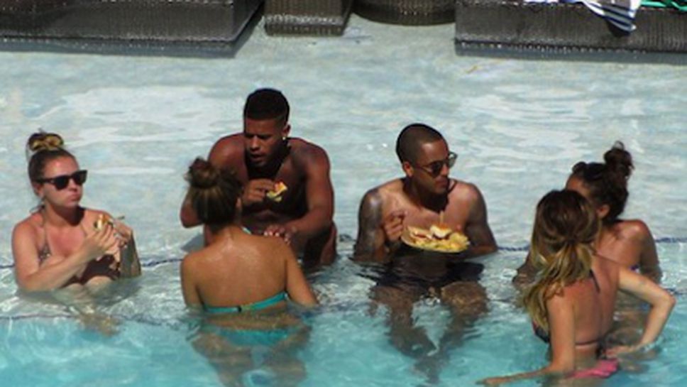 Уолкот заобиколен от мацки на басейн в Лас Вегас (снимки)