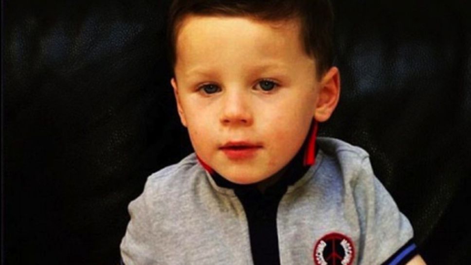 Кай Рууни се грижи за малкото си братче