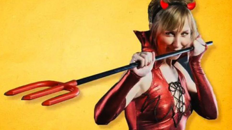 Цял сектор фенки на мач на "червените дяволи" (видео)