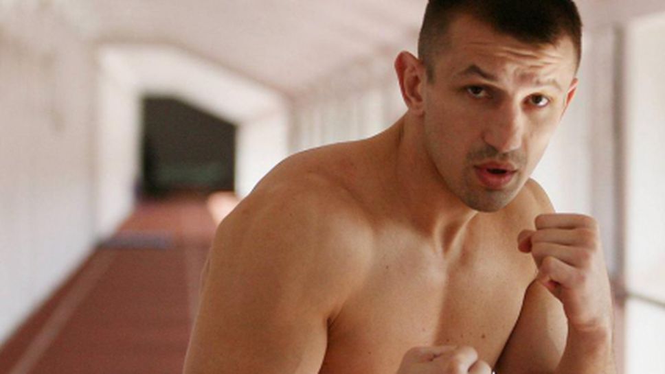 Адамек играе със слабак