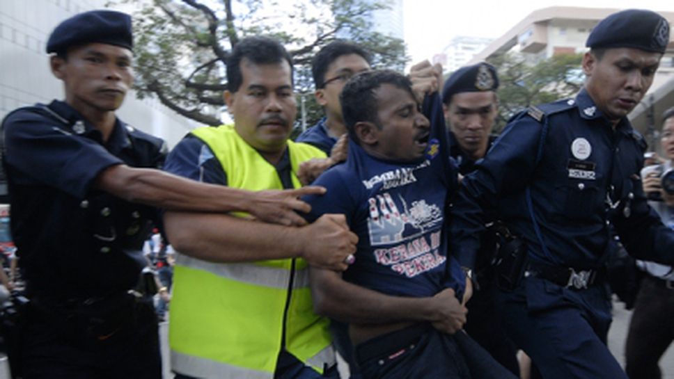 Полицията в Малайзия се обърна за помощ към футболните хулигани