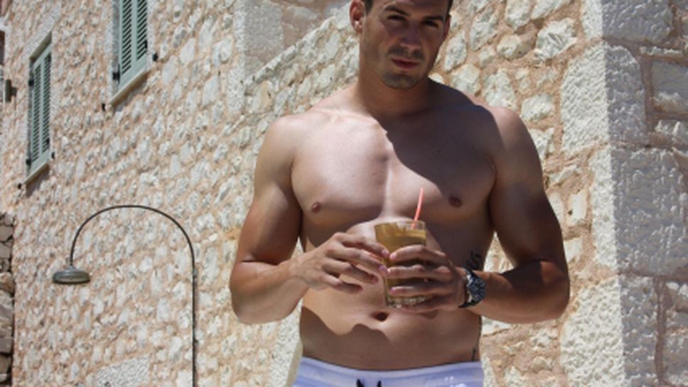 Секси атлет се вмъкна в леглото на Алисия (видео)