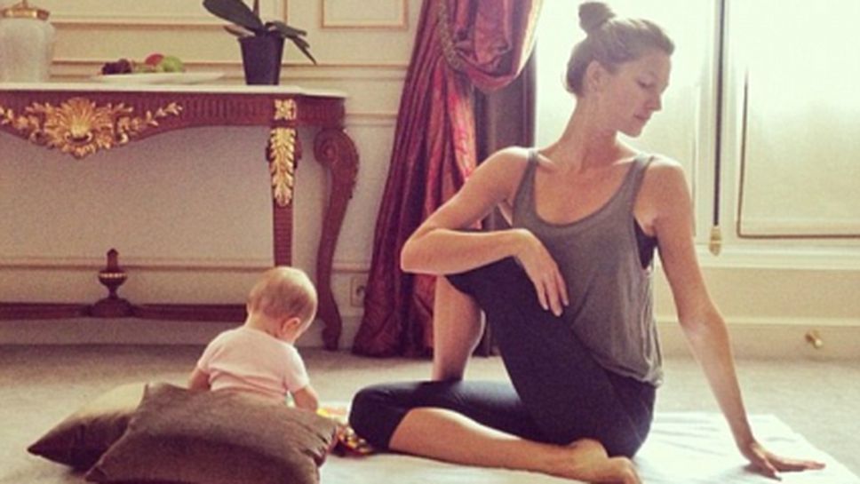 Жизел Бюндхен практикува йога с дъщеря си