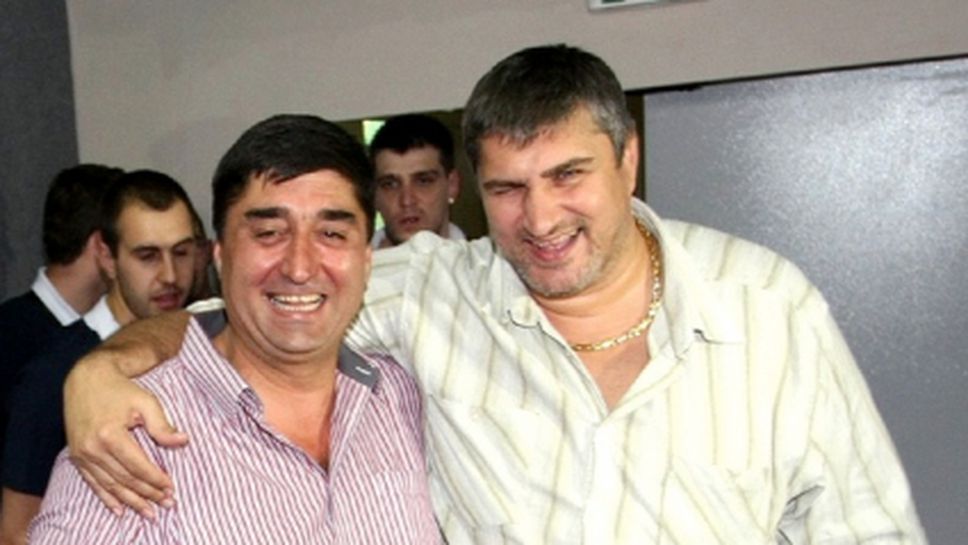 Любо Ганев - новатор! С шарени бермуди на официално събитие