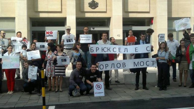 Негодуванието срещу ACTA заля и Брюксел - посрещнаха Пламен Орешарски с "No ACTA"