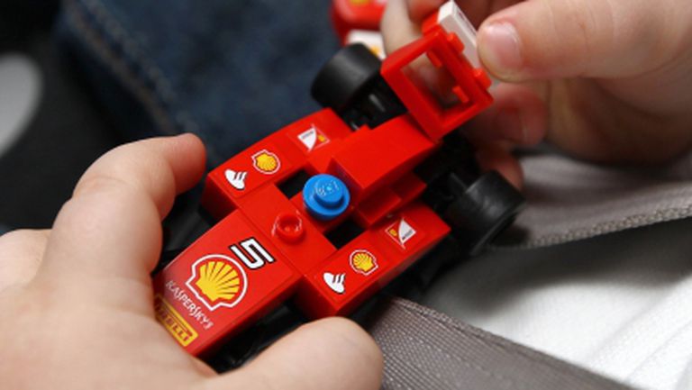 Shell и LEGO представят уникална колекция модели на Ferrari