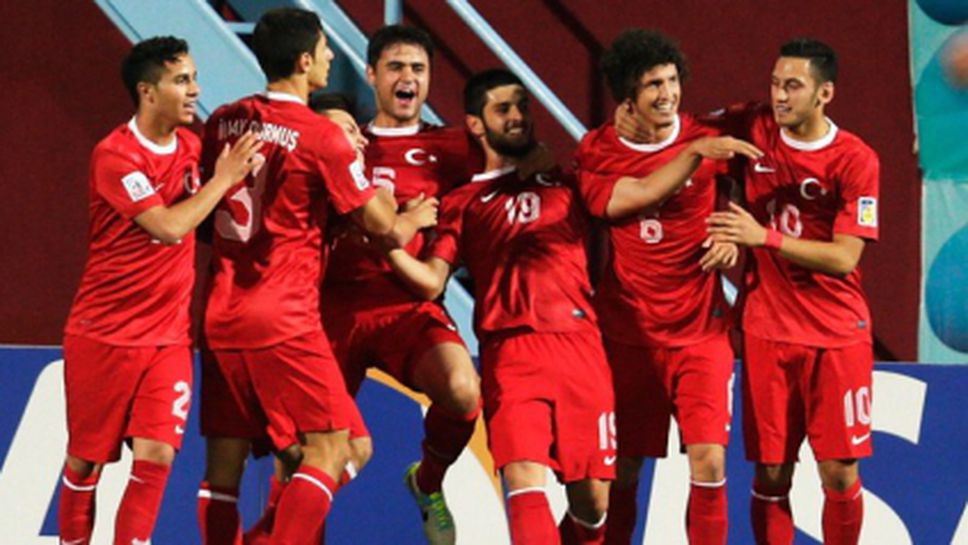 Домакинът Турция стартира с убедителна победа