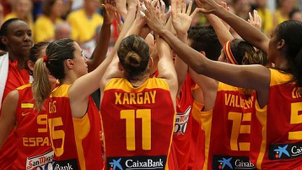 Испания продължи победната си серия