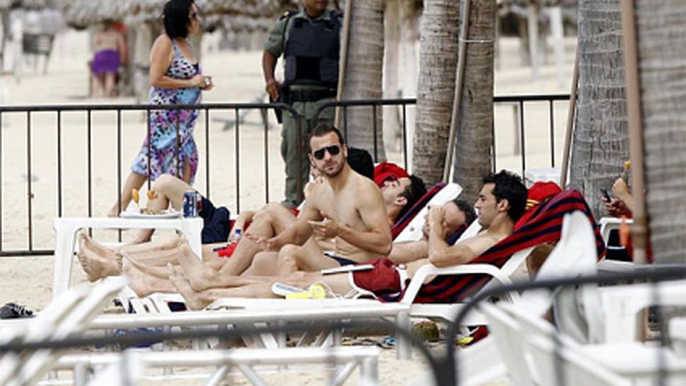 Испанските футболисти разпускат на плажа (фотогалерия)
