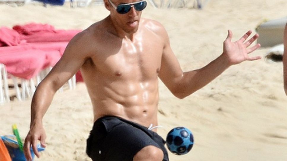 Работата на първо място - дори и на плажа, Невил и Карик играят футбол