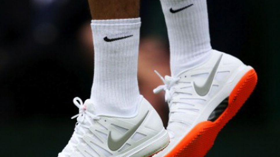 Заплашиха Федерер с наказание заради шарени маратонки