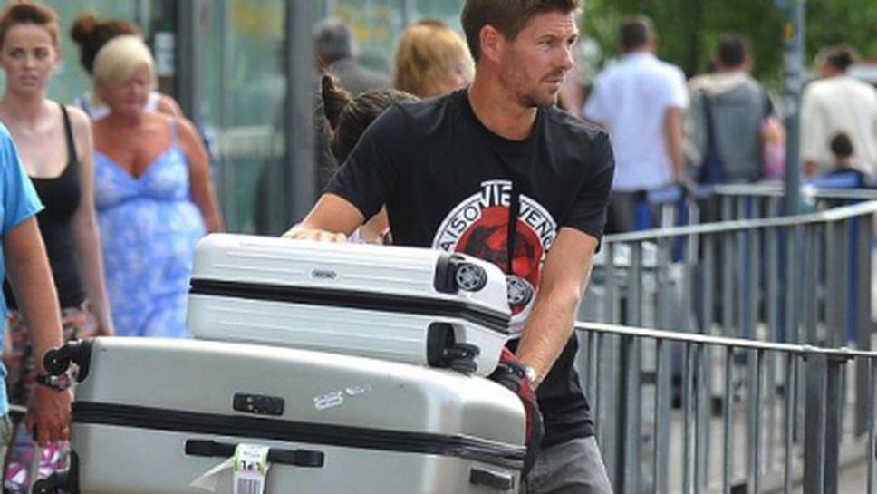 Джерард мъкне куфари на летището