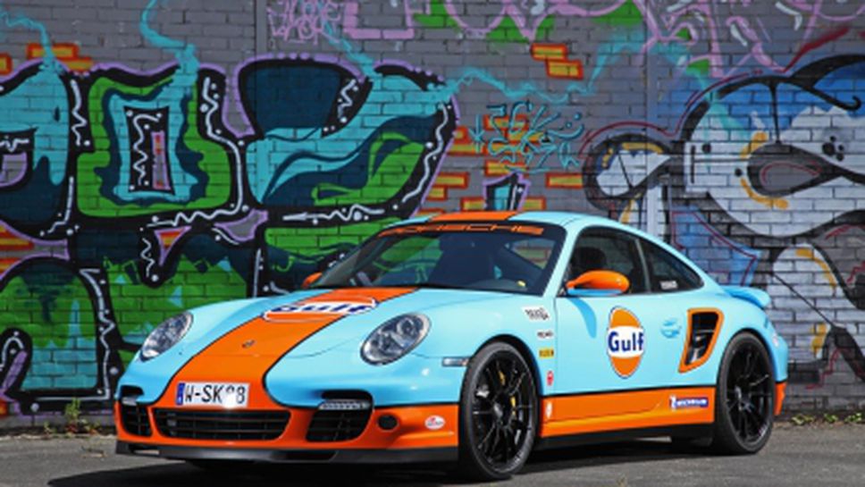 Porsche Turbo празнува в Gulf цветове 50-годишнината на 911