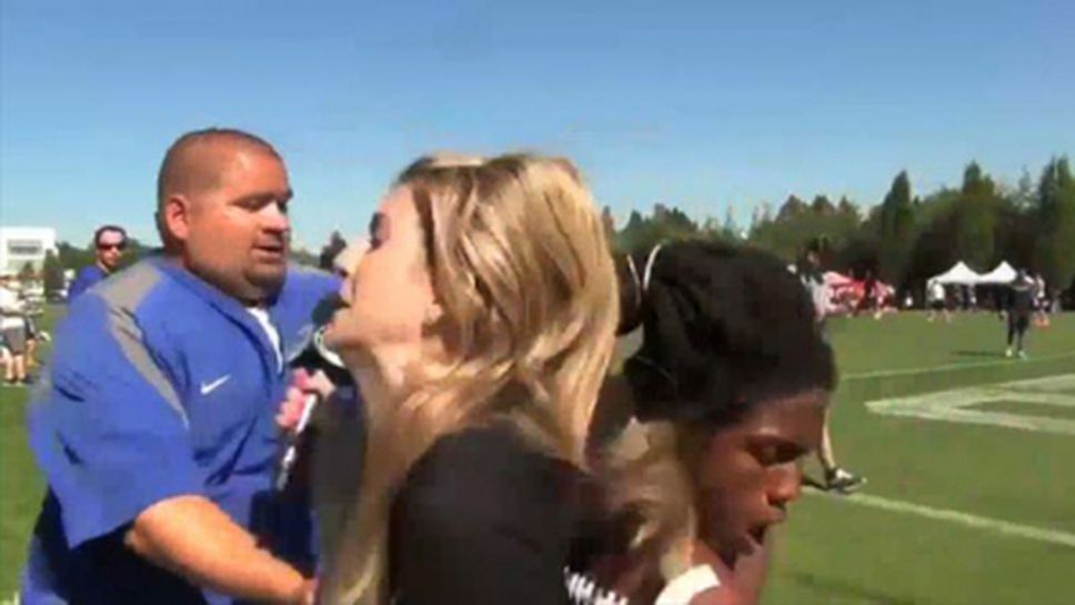 Играч по американски футбол помете репортерка по време на интервю (видео)