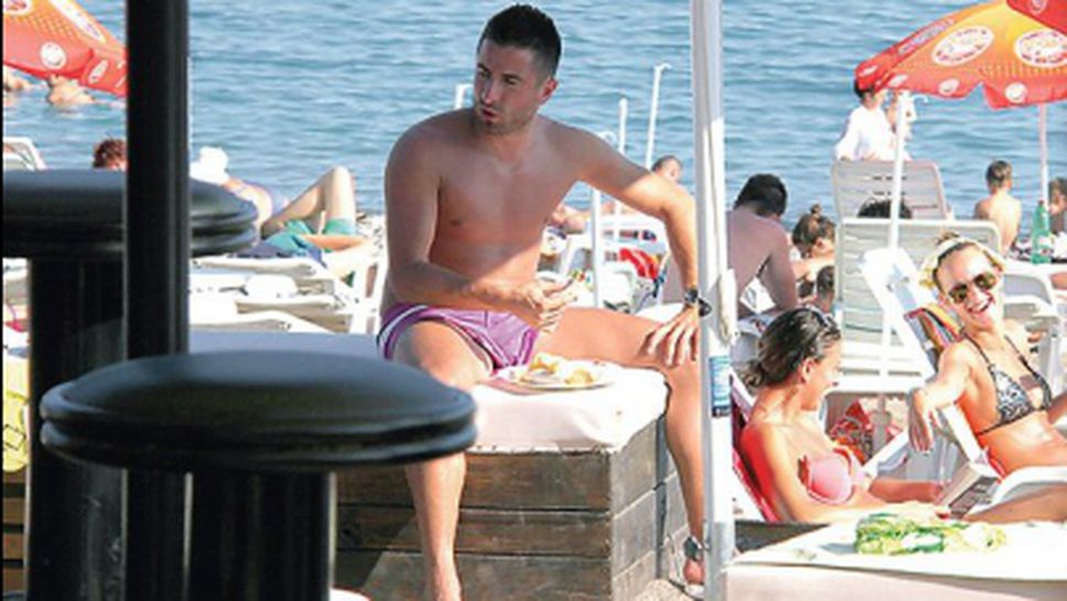 Футболист лекува травма от развод на плажа