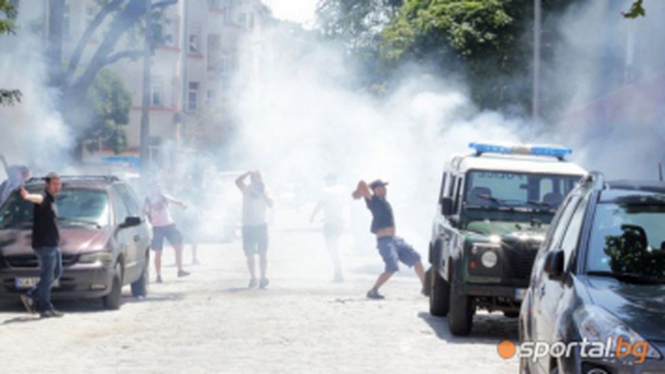 Гамен опорочи червения протест - атакува от засада и счупи носа на фотограф (видео)