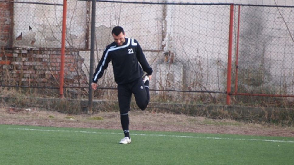 Мечечиев се завърна с червен картон при победа на Монтана