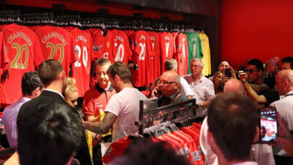 Бекъм предизвика суматоха в магазина на Ман Юнайтед, купи си фланелка "Шампиони 20" (видео)