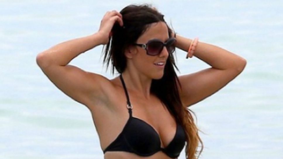 Горещата Клаудия Романи показва завидно тяло на плажа (снимки)