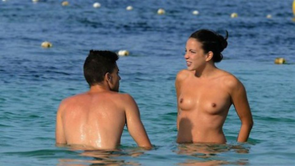 Гаджето на Бартра топлес на плажа в Ибиса (снимки)