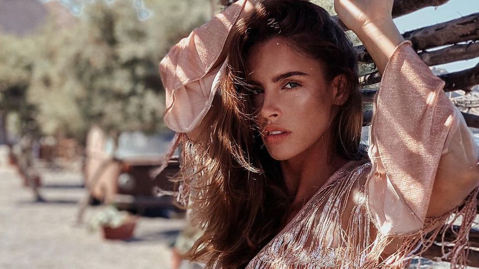 Атрактивна колоездачка забрави за дрехите