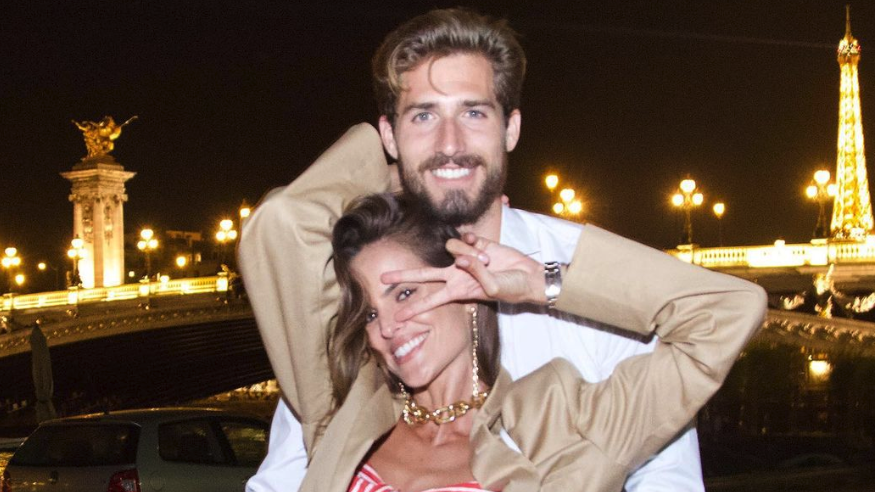 Супермодел се заигра с вратаря на Айнтрахт на плажа