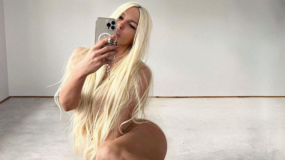 Скандална футболна съпруга остана само по бижута