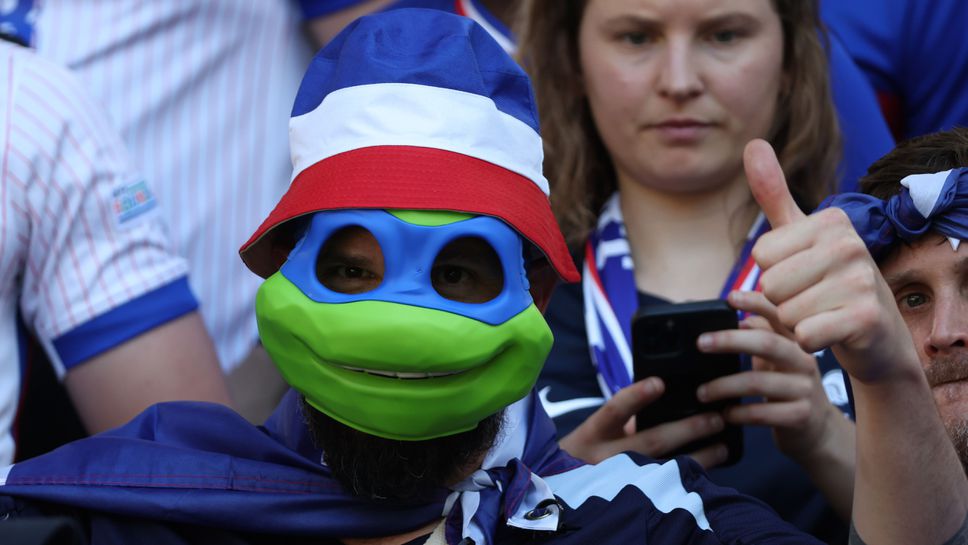 Феновете на Франция сложиха маски заради Мбапе