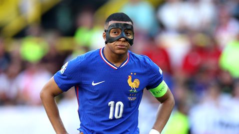Маскираният Мбапе вкара първия си гол, но Франция остана на второ място
