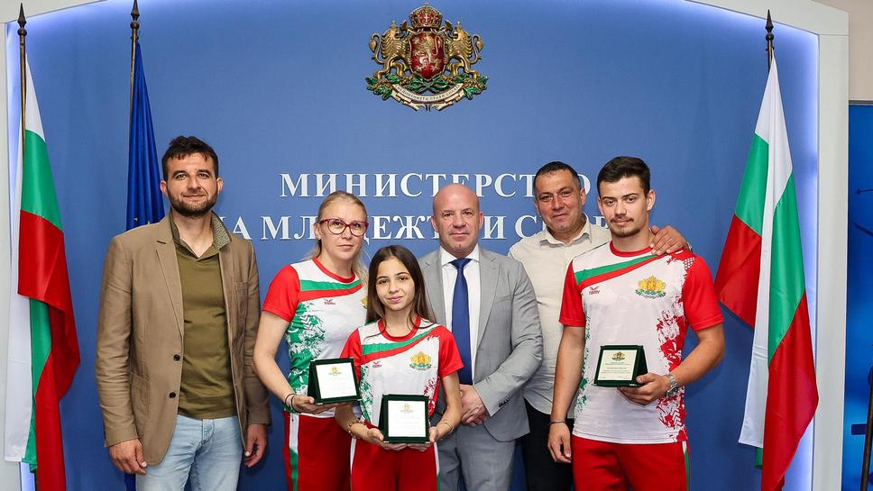 Министър Керязов награди бронзовите медалисти от Световната купа по спортна акробатика Вилиана Костадинова и Кристиян Манолов