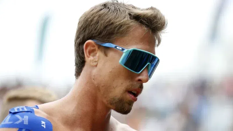 Волейболист не може да напусне Япония 10 дни, след като даде положителен тест за коронавирус