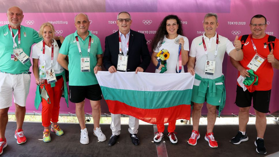 Министър Кузманов аплодира на живо големия успех на Антоанета Костадинова на Олимпийските игри в Токио