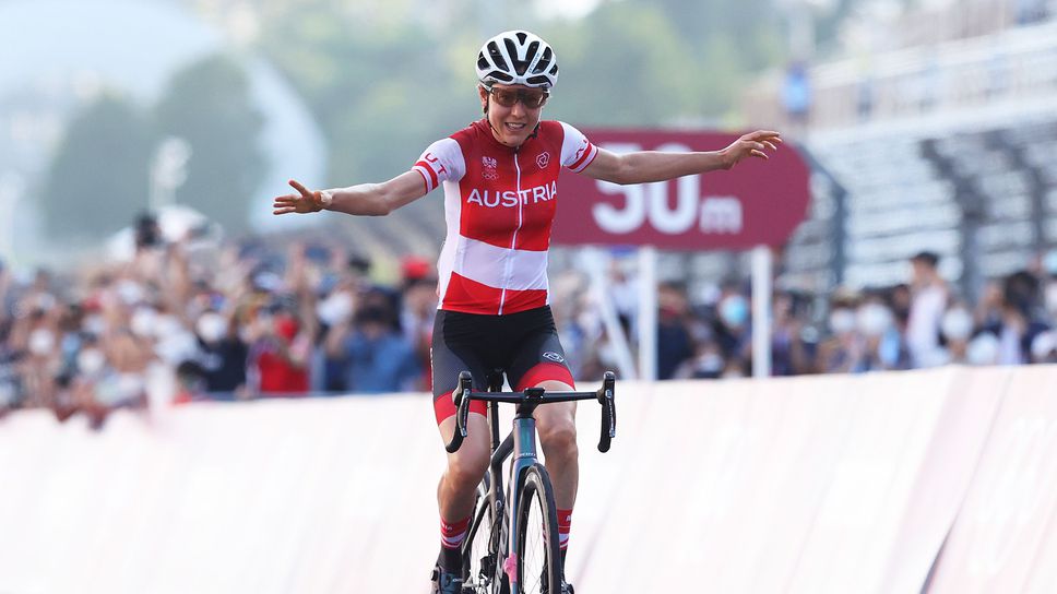 Австрийка с изненадващо злато в шосейното колоездене в Токио