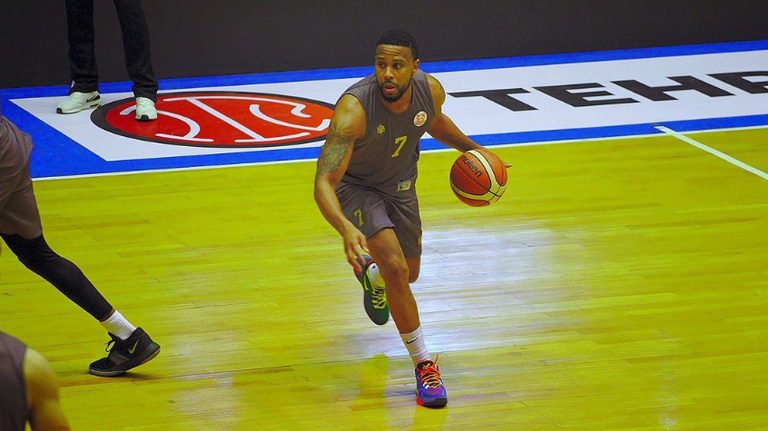 194 сантиметровият баскетболист е възпитаник на университета Мериленд Ийстърн Шор а сред