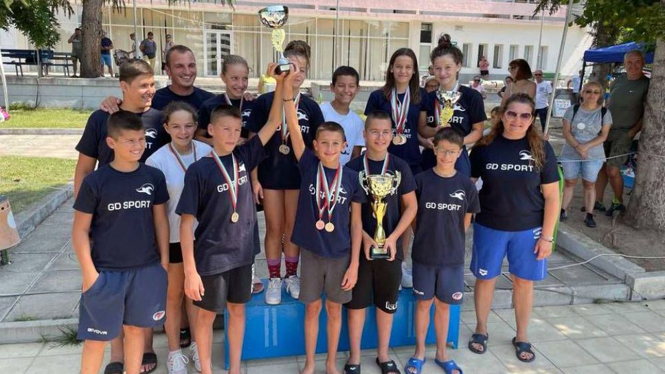 GD Sport с всички купи на държавното за деца по плуване