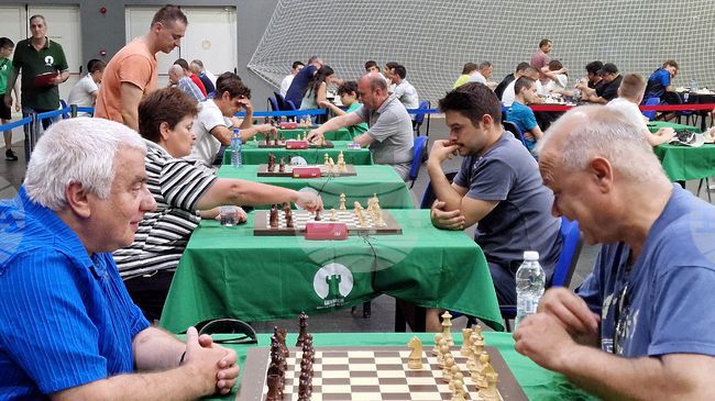 Седем шахматисти водят във временното класиране след четири изиграни кръга