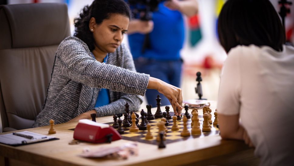 Гросмайстор Конеру Хумпи беше на ръба на отпадането в полуфиналите