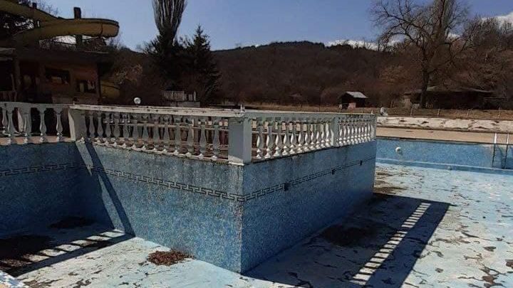 Община Перник се връща градския басейн заради пълно безхаберие на концесионера