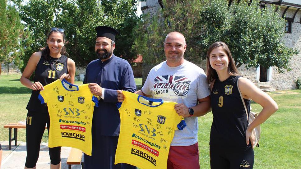 Волейболистките на Марица посетиха Араповския манастир "Св. Неделя"