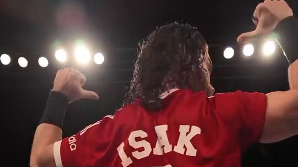 Кечист от WWE ядоса феновете на Нюкасъл с фланелка на Ливърпул с името на Исак