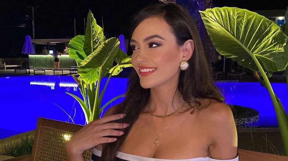 Секси тв водеща се наслаждава на последните летни дни