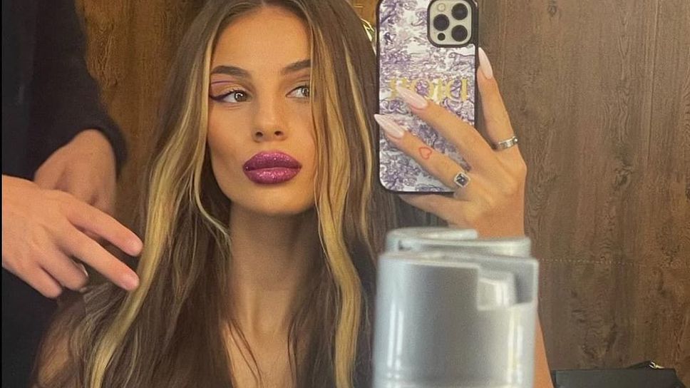 Габи лъсна гола от банята