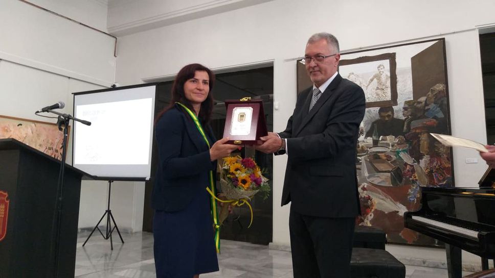 Стойка Кръстева прие приза "Почетен гражданин" на Добрич с апел всички българи да си подадат ръка