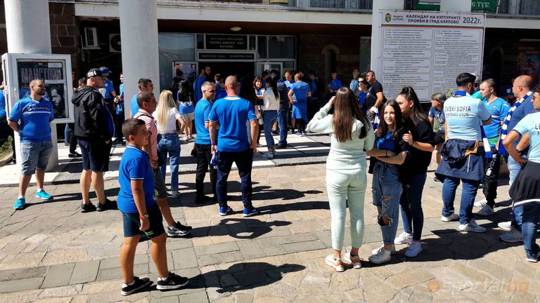 Нетърпеливи "сини" фенове се събраха пред читалището в Карлово в очакване на своите любимци