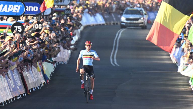 Белгиецът Ремко Евенепул спечели титлата в масовия старт на Световното