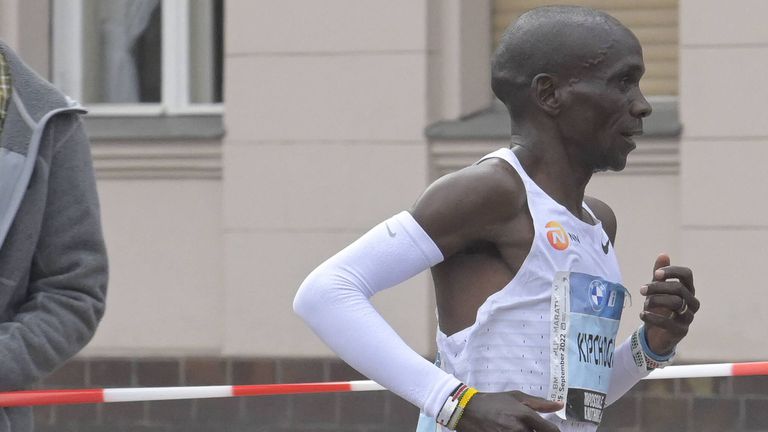 Двукратният олимпийски шампион в маратона Елиуд Кипчоге подобри собствения си