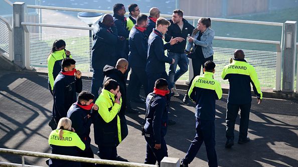 Много полиция и сълзотворен газ озаптиха феновете на Аякс след прекратения мач с Фейенорд